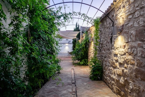 Hotel  YIT La Casona del Arco