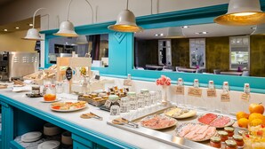 A breakfast buffet with various food items and condiments. - Hotel  YIT La Casona del Arco (Baeza)