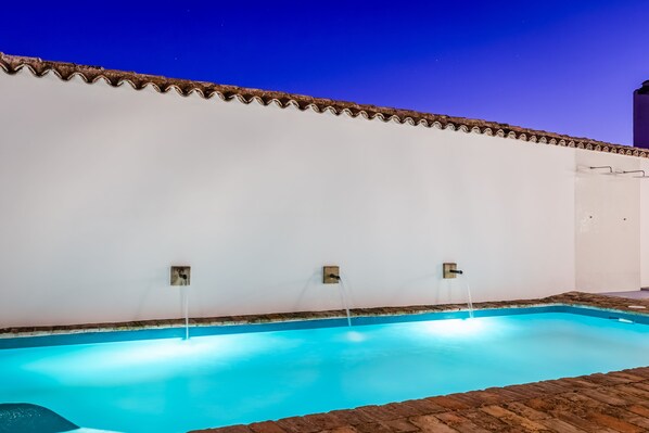 A swimming pool with a tiled edge and a brick border. - Hotel  YIT La Casona del Arco (Baeza)