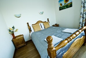 In-room safe, desk, laptop workspace, free WiFi - Stansted Airport Lodge (Bishop's Stortford)