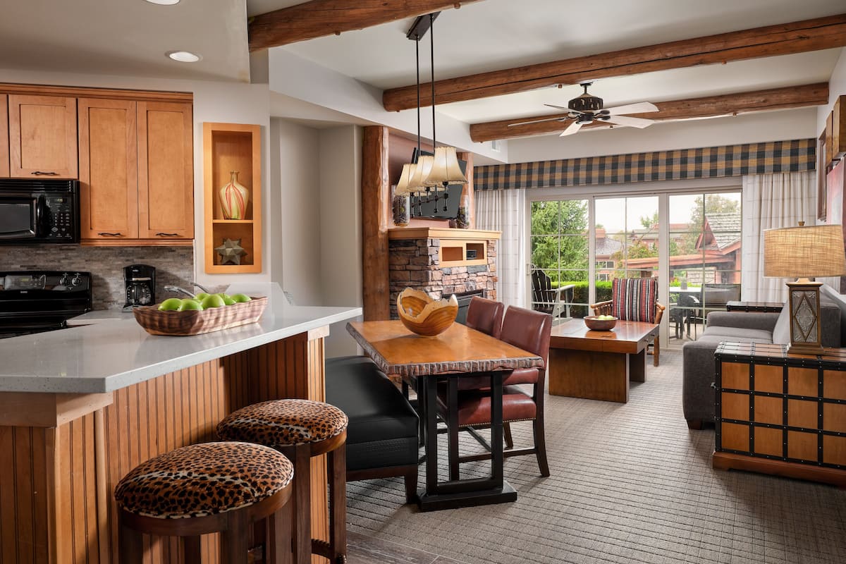 Full-size fridge, microwave, stovetop, dishwasher