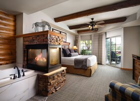 Villa, 1 Bedroom with Kitchen, Living Room and Fireplace | Kaliteli yatak takımı, odada kasa, masa, güneşlik/perde 