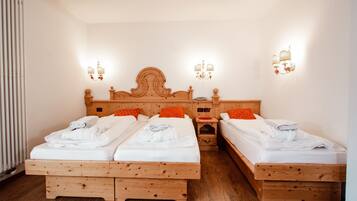 Edredons de pluma, cofres nos quartos, escrivaninha