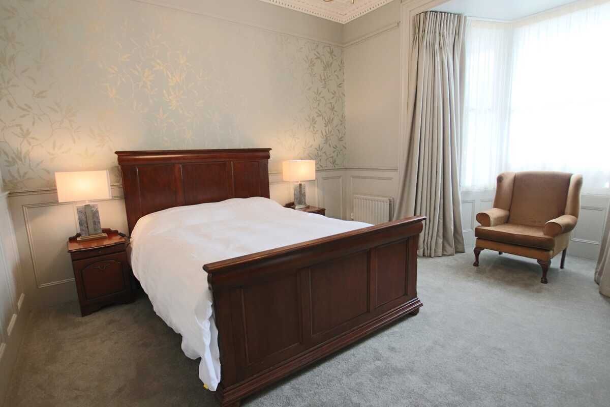 Kamar Double | Brankas, meja kerja, kedap suara, dan setrika/meja setrika