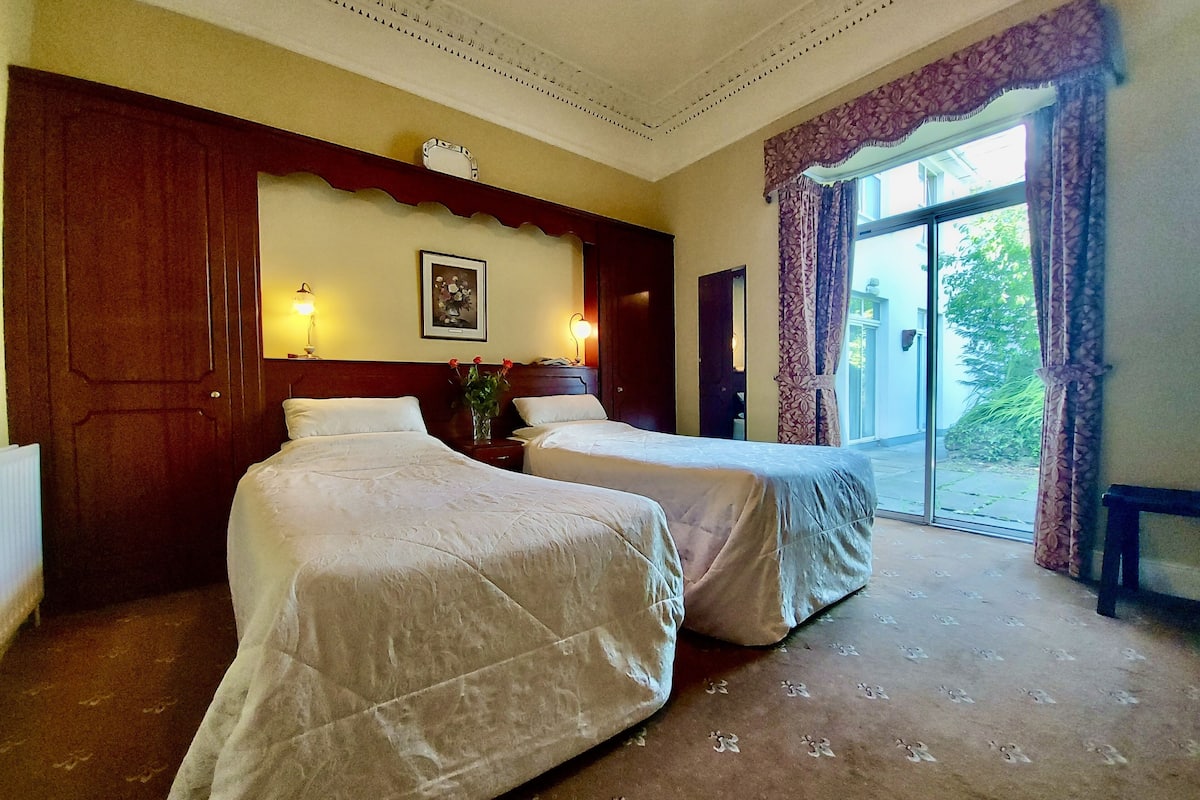 twin room | 1 bedroom, in-room safe, desk, soundproofing