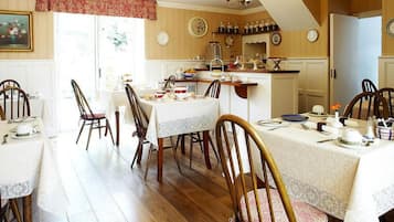 Desayuno completo (EUR 13 por persona)