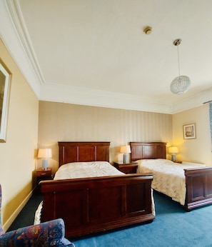 Habitación triple | Caja fuerte, escritorio, sistema de insonorización