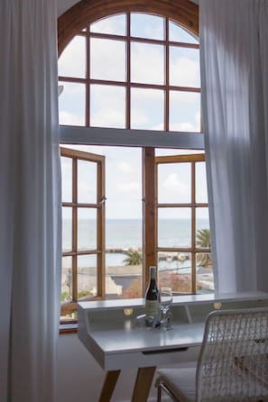 Ropa de cama de alta calidad y caja de seguridad en la habitación