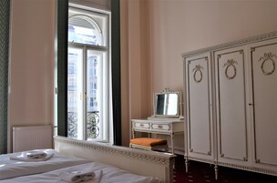 Apartamento familiar, 2 habitaciones, habitaciones comunicadas | Minibar, caja fuerte, escritorio y sistema de insonorización