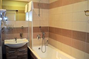 Free toiletries, hair dryer, towels - Hotel Palacký (Karlovy Vary)