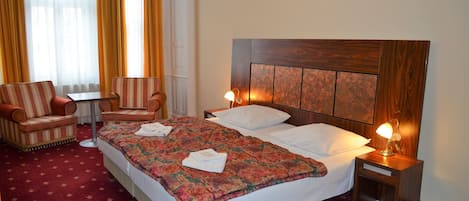 1 dormitorio, minibar, caja fuerte y escritorio