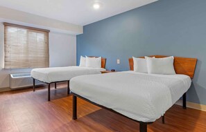 Estudio estándar, 2 camas matrimoniales, para no fumadores, refrigerador y microondas | Ropa de cama de alta calidad y escritorio