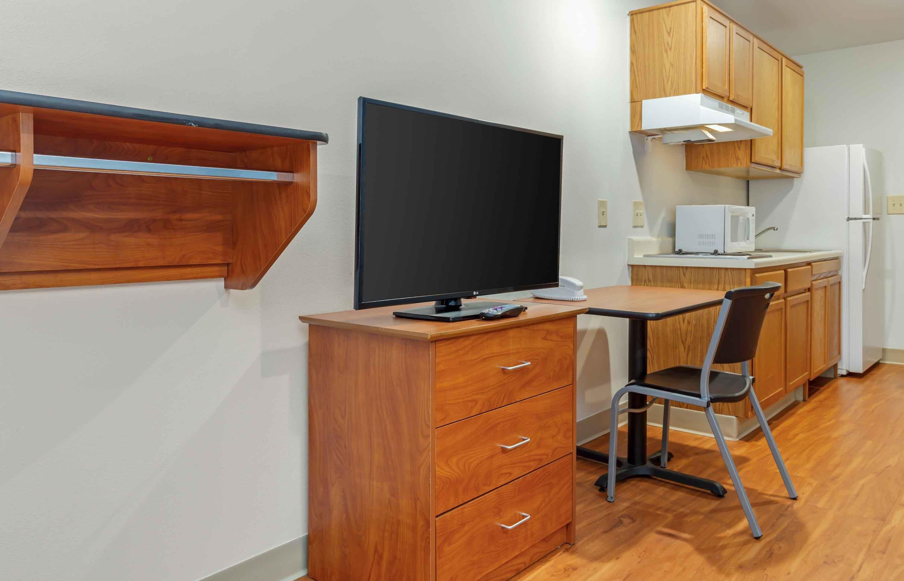 Roupas de cama premium, escrivaninha, espaço de trabalho para notebook