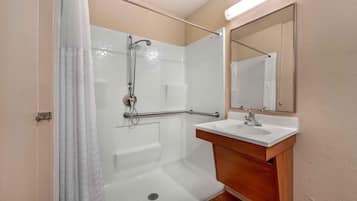 Kombinasi shower/bathtub dan perlengkapan mandi gratis