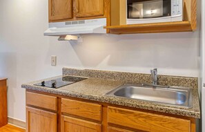 Estudio estándar, 1 cama matrimonial, para no fumadores, refrigerador y microondas | Ropa de cama de alta calidad y escritorio
