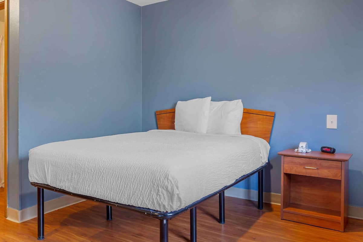 Monolocale Standard, non fumatori, frigorifero e microonde | Biancheria da letto di alta qualità, una scrivania, postazione laptop