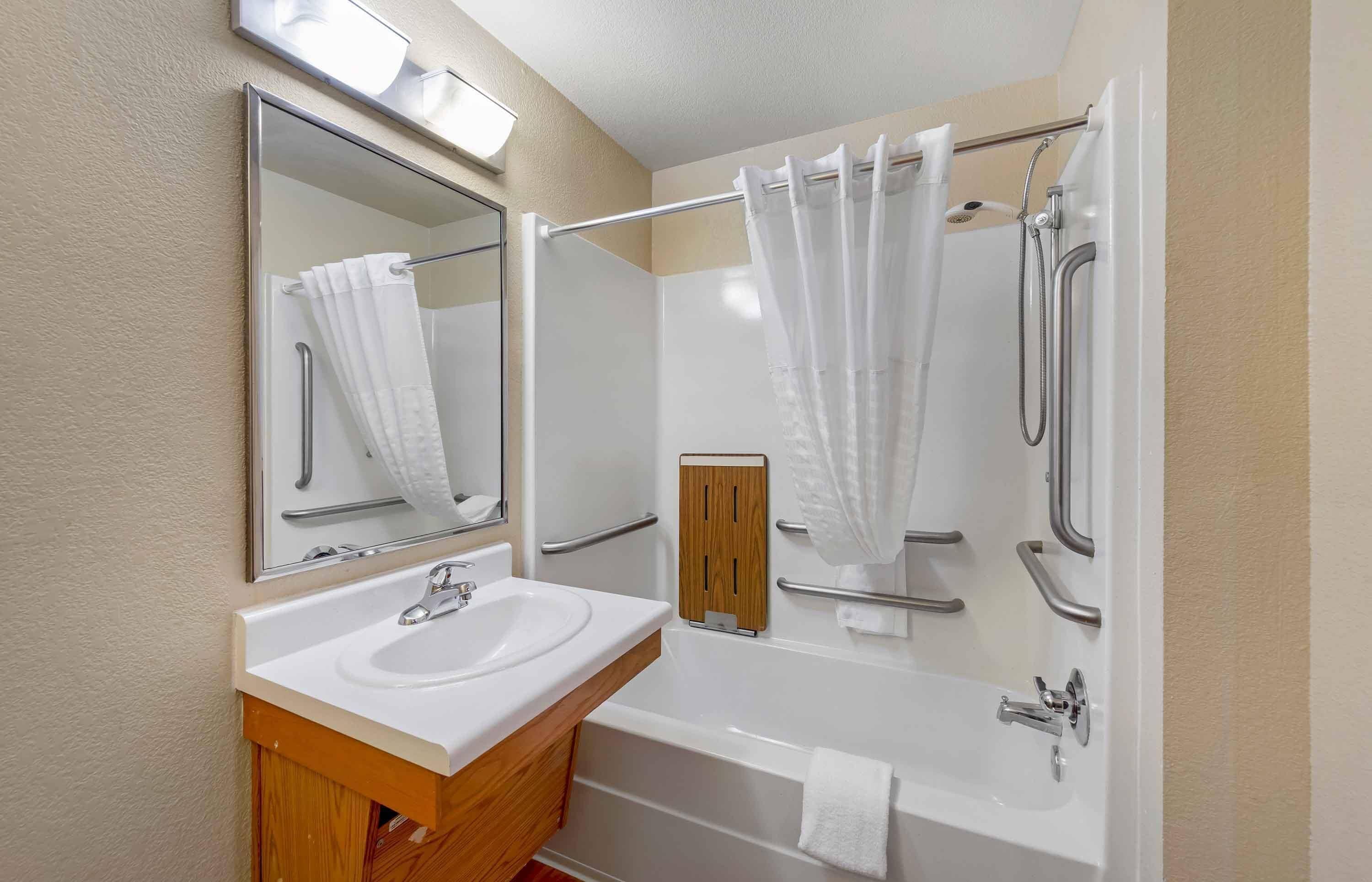 Ensemble baignoire-douche, articles de toilette (gratuits)