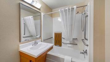 Ensemble baignoire-douche, articles de toilette (gratuits)