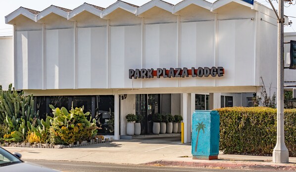 A building with a sign reading "Park Plaza Lodge".