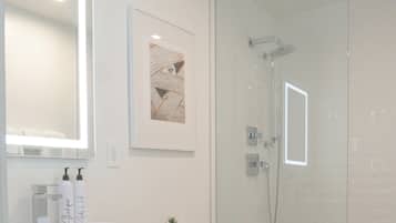 Shower, rainfall showerhead, free toiletries, hair dryer