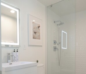 Duş, geniş duş başlığı, ücretsiz banyo/kozmetik ürünleri 