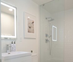Een douche, een regendouche, gratis toiletartikelen, een haardroger