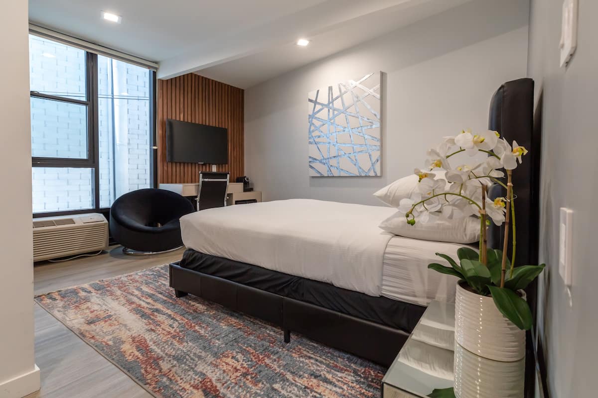 deluxe queen bed (b1) | in-room safe, desk, laptop workspace, blackout curtains