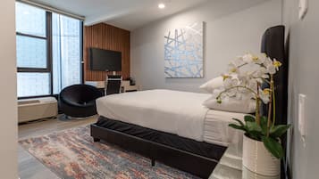 Deluxe Queen Bed Room | In-room safe, desk, laptop workspace, blackout curtains