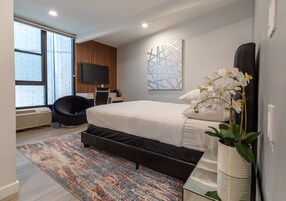 Deluxe Queen Bed Room | Caja fuerte, escritorio, espacio para trabajar con un portátil