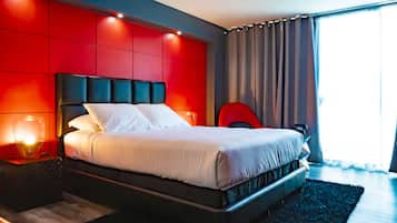 Deluxe Queen Bed Room | セーフティボックス (室内)、デスク、ノートパソコン用作業スペース、遮光カーテン