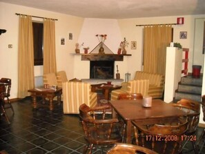 Breakfast and dinner served, local cuisine