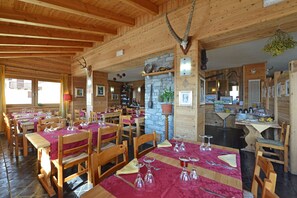 Breakfast and dinner served, local cuisine - Hotel Maisonnette (Torgnon)