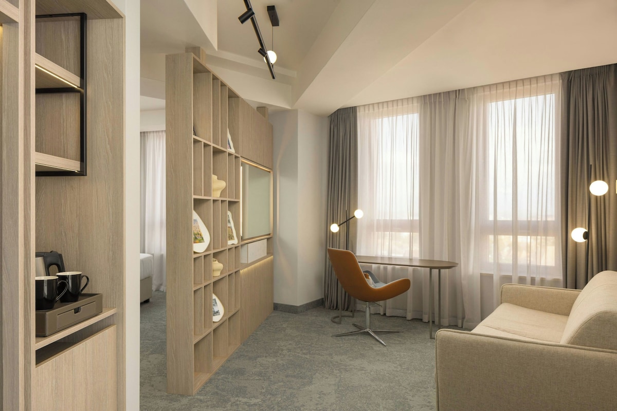 Deluxe Room, 1 Double Bed, City View | Living area | Flat-screen TV, pay movies