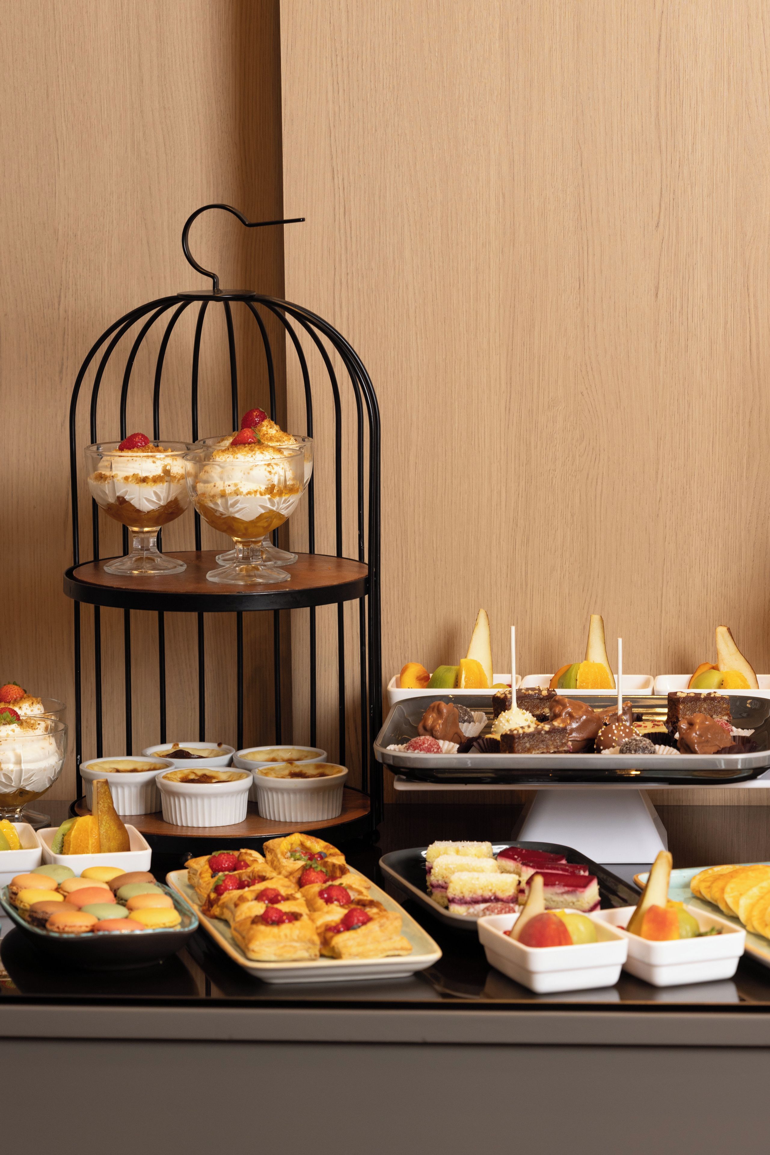 Ein Buffet mit verschiedenen Desserts und Früchten.