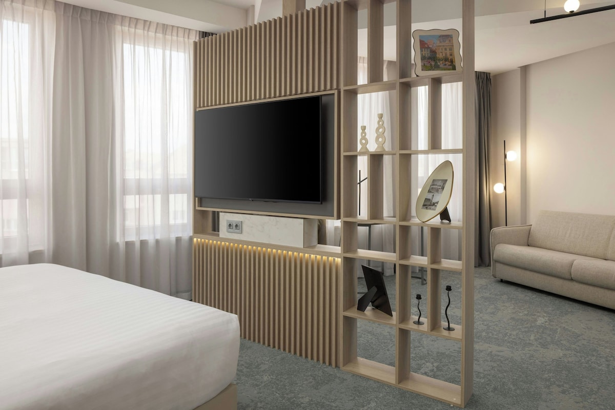 Deluxe Room, 1 Double Bed, City View | Living area | Flat-screen TV, pay movies
