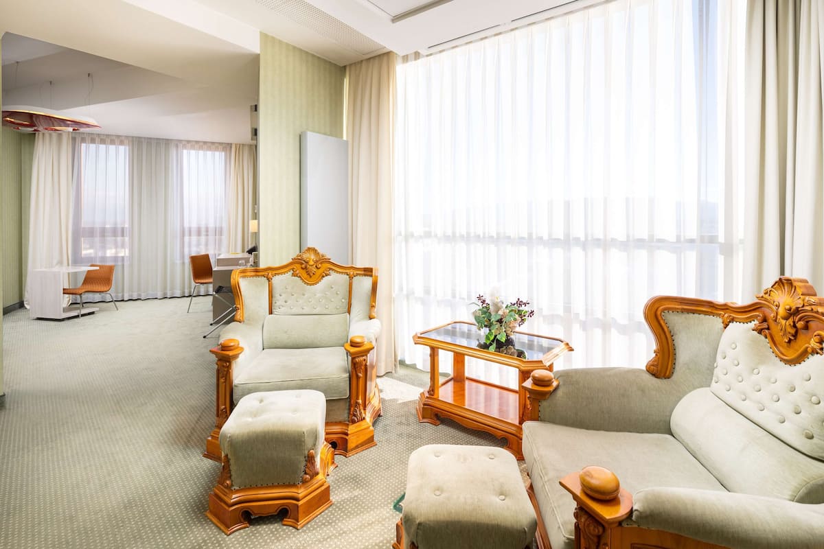 deluxe room, 1 king bed | minibar, in-room safe, desk, soundproofing