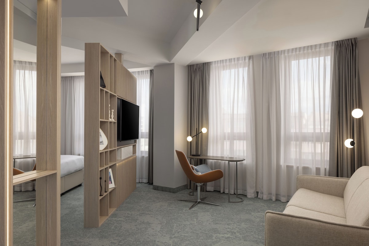 Deluxe Room, 1 Double Bed, City View | Premium bedding, minibar, in-room safe, desk