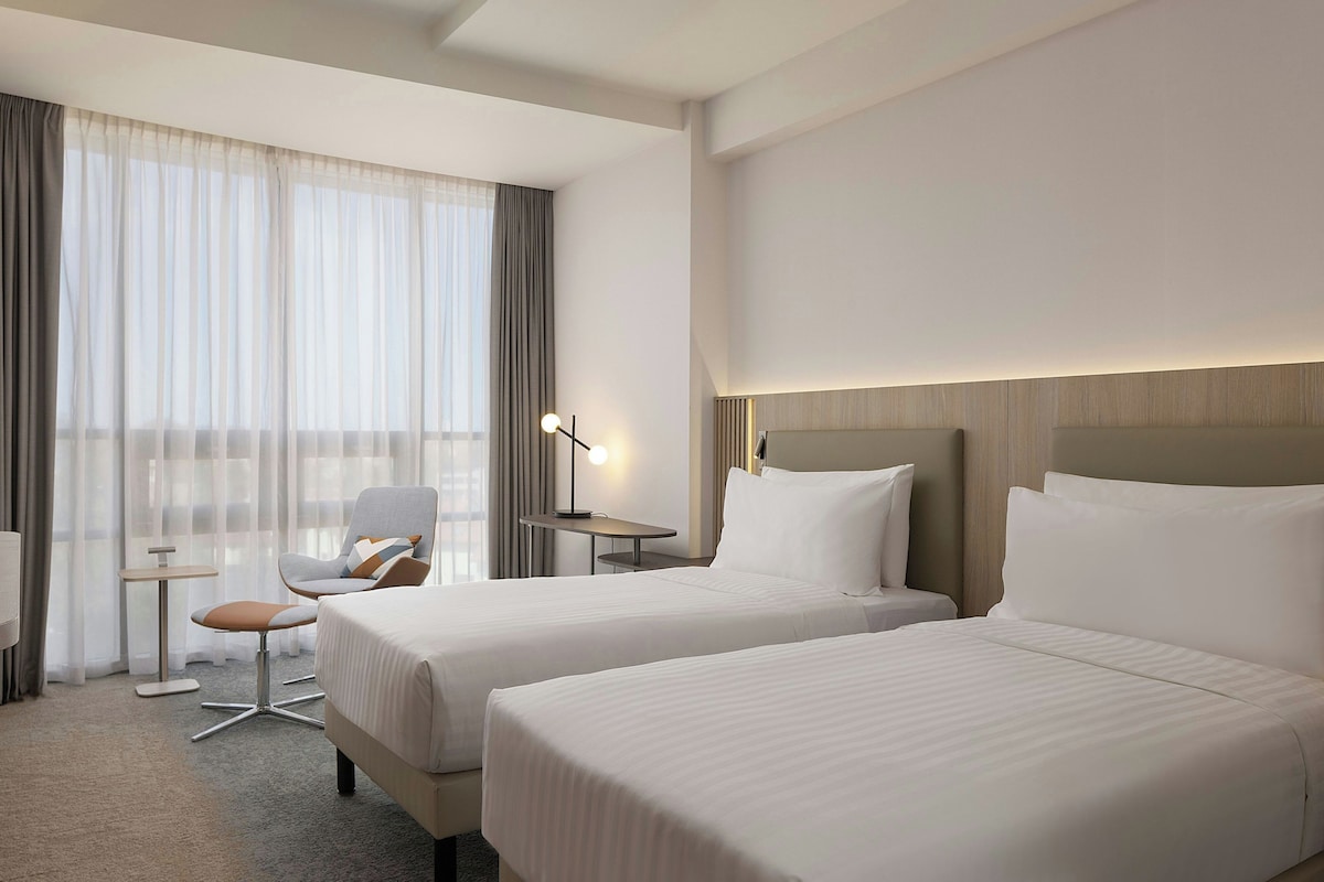 Superior Twin Room, 2 Twin Beds, City View (view) | Minibar, in-room safe, desk, soundproofing