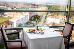 Café da manhã com buffet todos os dias mediante uma taxa