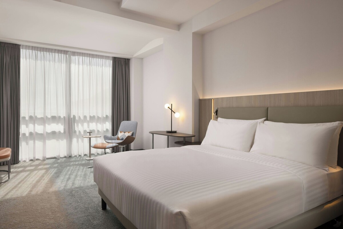 Superior Room, 1 King Bed, City View (view) | Minibar, in-room safe, desk, soundproofing