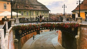 A pedestrian bridge with a wrought iron railing and flower boxes. - Courtyard by Marriott Downtown Sibiu (Sibiu)