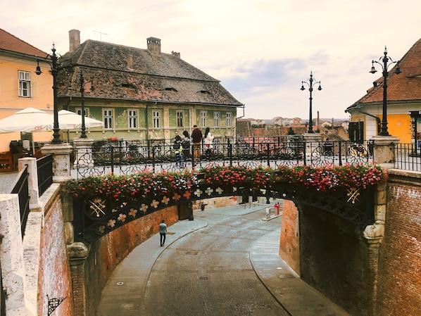 A pedestrian bridge with a wrought iron railing and flower boxes. - Courtyard by Marriott Downtown Sibiu (Sibiu)