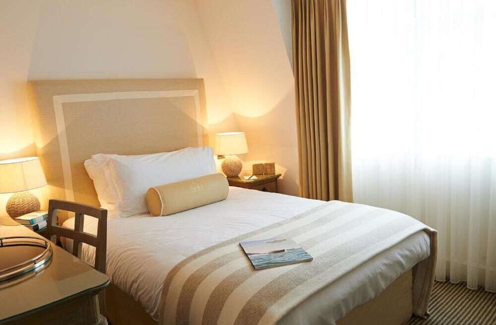 ตู้นิรภัยในห้องพัก, โต๊ะทำงาน, เตารีด/โต๊ะรีดผ้า, Wi-Fi ฟรี
