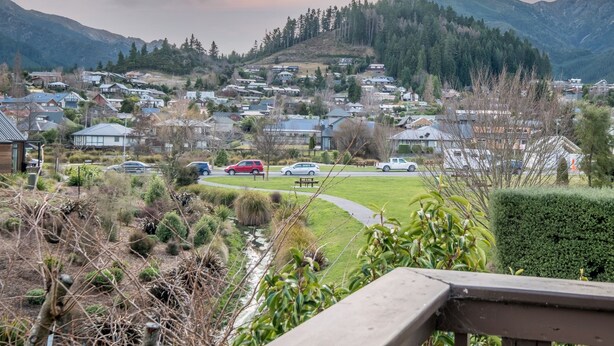 A residential area with houses, a small road, and a park with benches. - ASURE Hanmer Inn Motel (Hanmer Springs)