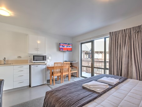 Studio | 1 bedroom, blackout drapes, soundproofing, free WiFi