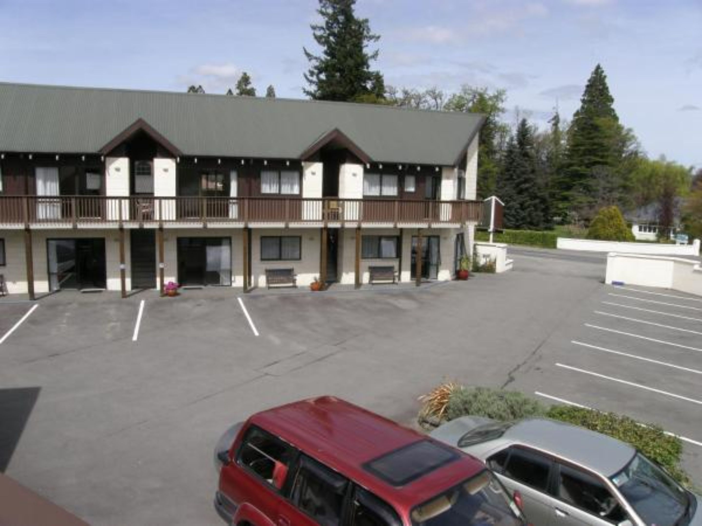 A multi-story hotel with a parking lot.