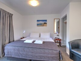 Studio | Blackout drapes, soundproofing, free WiFi, bed sheets