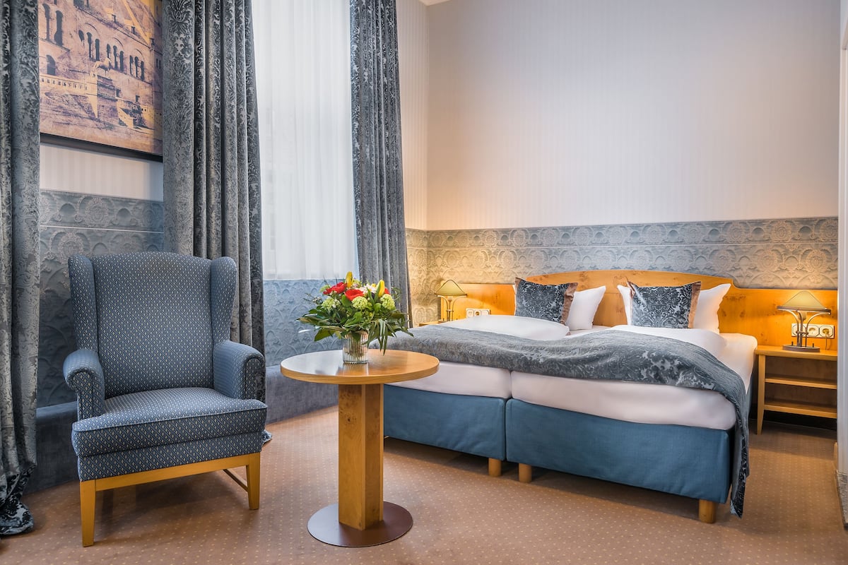 Een minibar met enkele gratis items, gratis wifi
