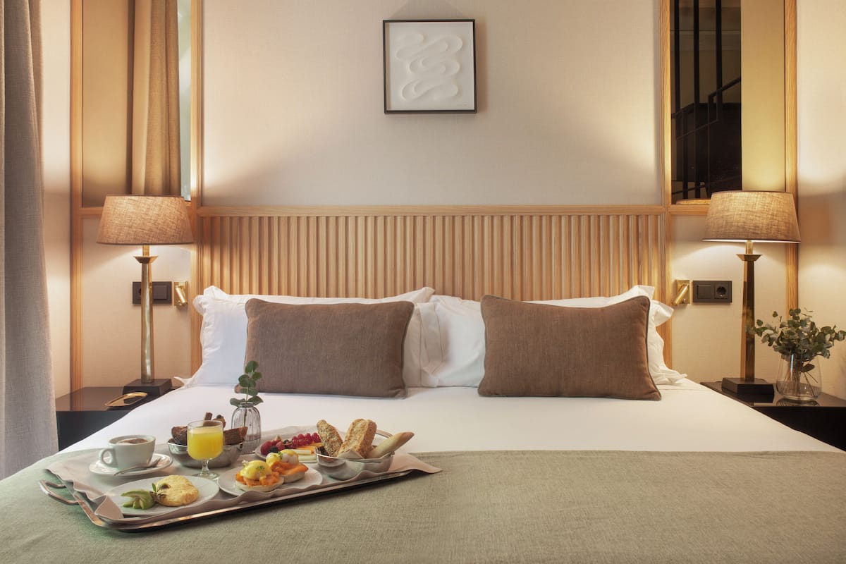 Suite Junior | Draps en coton égyptien, literie de qualité supérieure, minibar