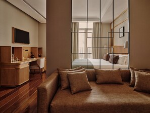Junior Suite | Living area | 32-inch flat-screen TV with satellite channels, TV, pay movies